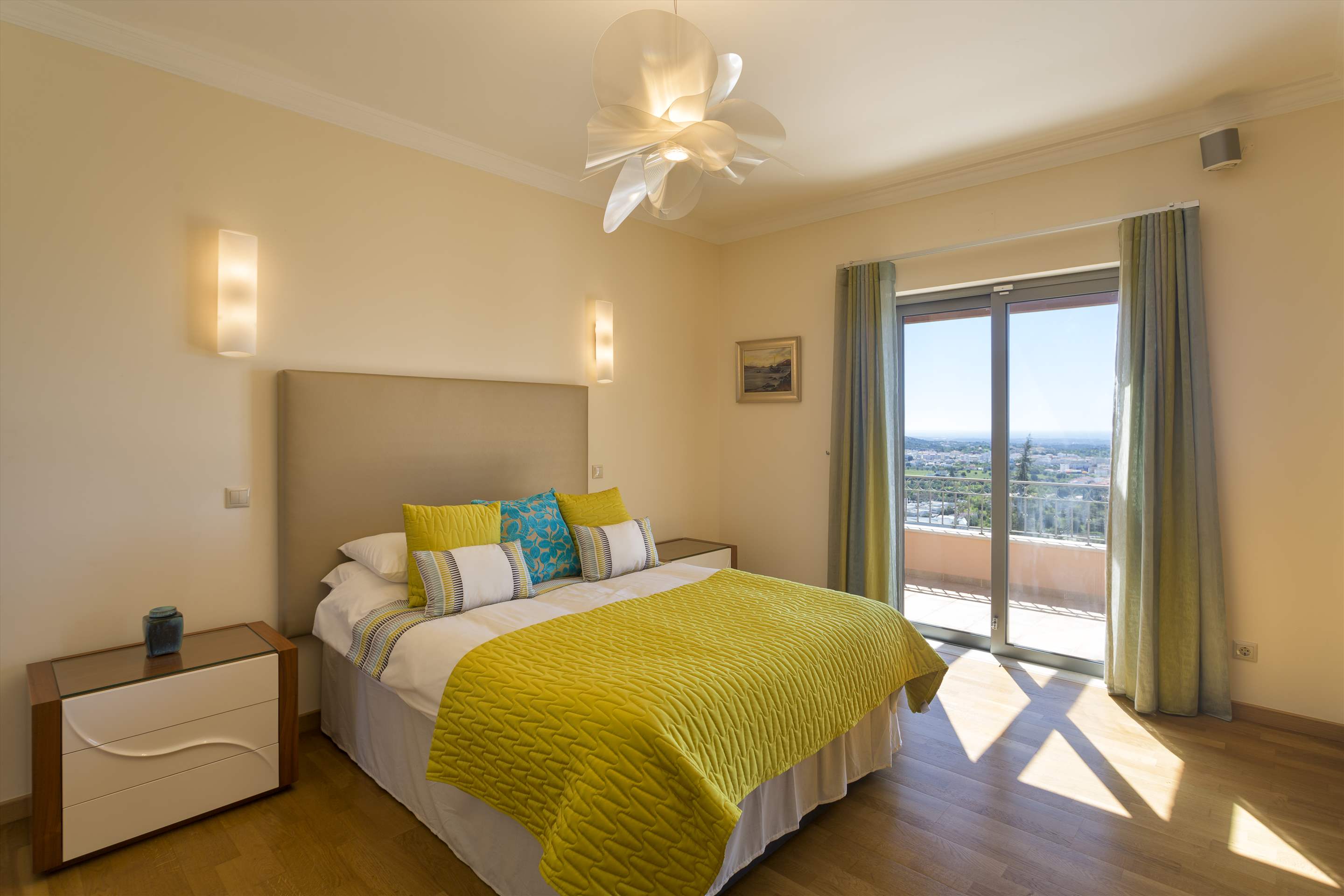 Casa da Pena Branca Four Bedrooms, 8 Persons occupancy, 4 bedroom villa in Loule Area, Algarve