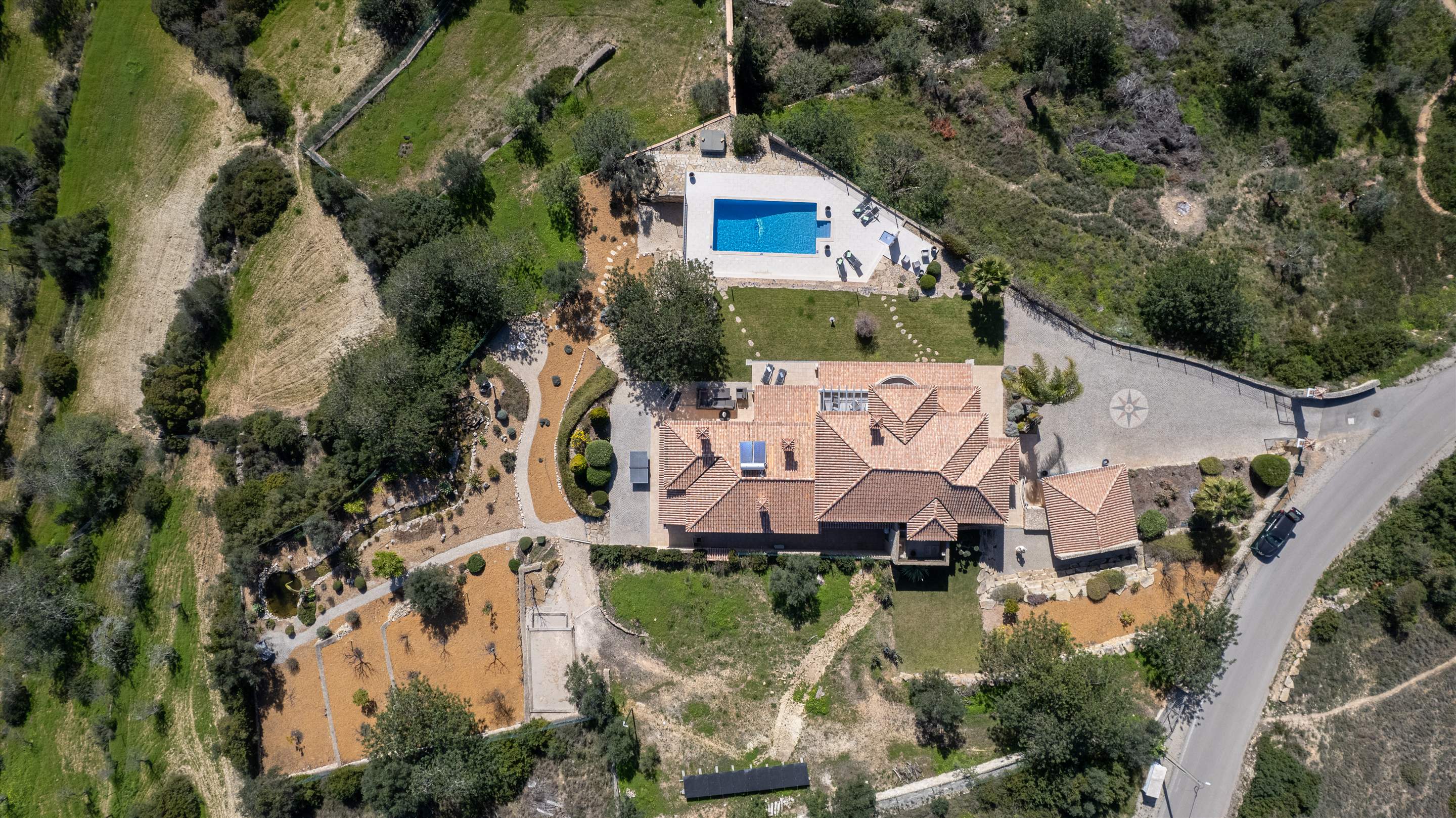 Casa da Pena Branca Four Bedrooms, 8 Persons occupancy, 4 bedroom villa in Loule Area, Algarve